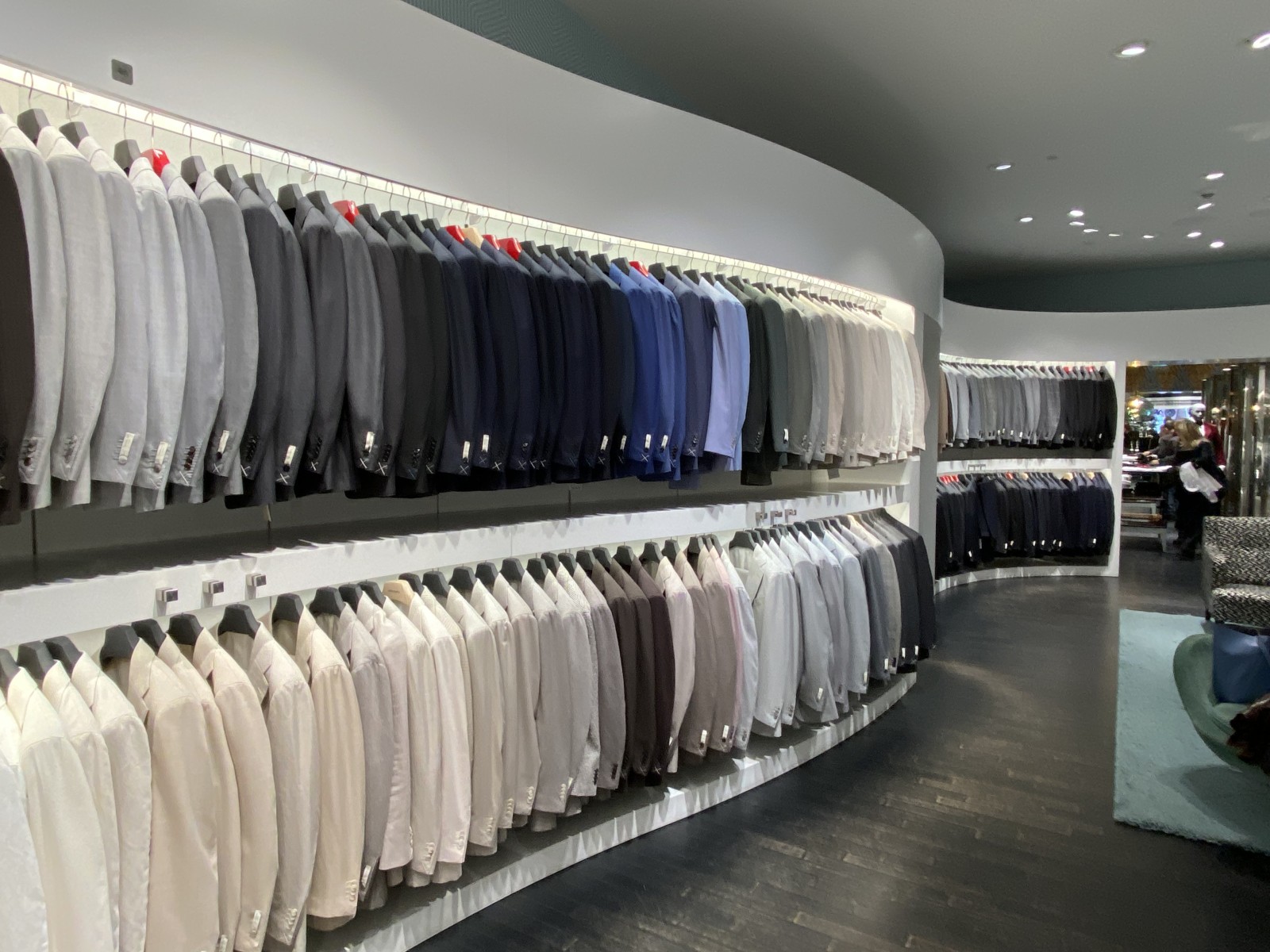 Endlose Kleiderstangen mit Anzügen